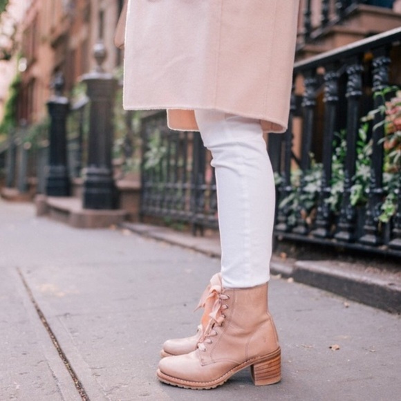 RARE Frye Sabrina 6G White Leather Retro Lace Up Combat Wood Heel Ankle Booties - Picture 4 of 16